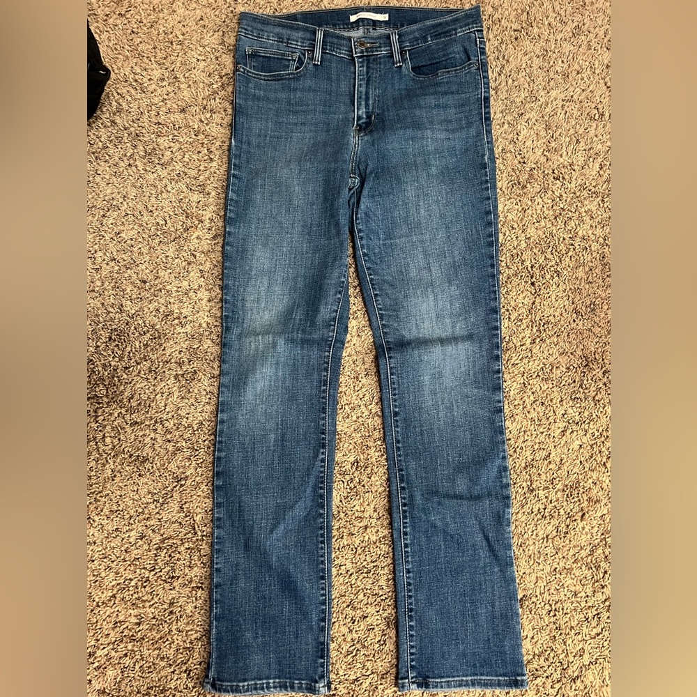 Women’s Levi Strauss & Co. Jeans. Slimming straight. W31/L32. Great condition.